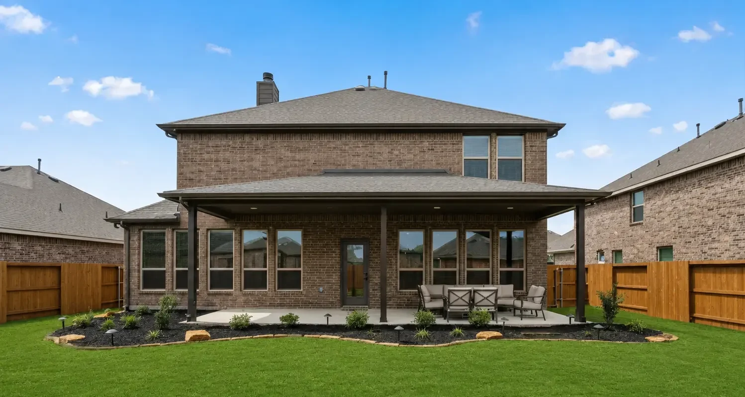 Covered Patio with Lush Backyard Lawn in Houston TX | Iconic Upscale